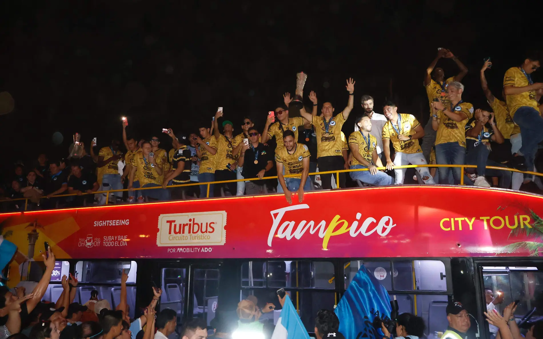 Las calles Tampico se pintaron de celeste con el festejo del bicampeonato de la Jaiba Brava Alberto Mar (3)